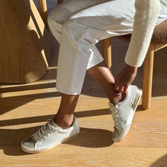 ZINA SNEAKERS BONE GOLD WOVEN
– Dolce Vita / Dolce Vita