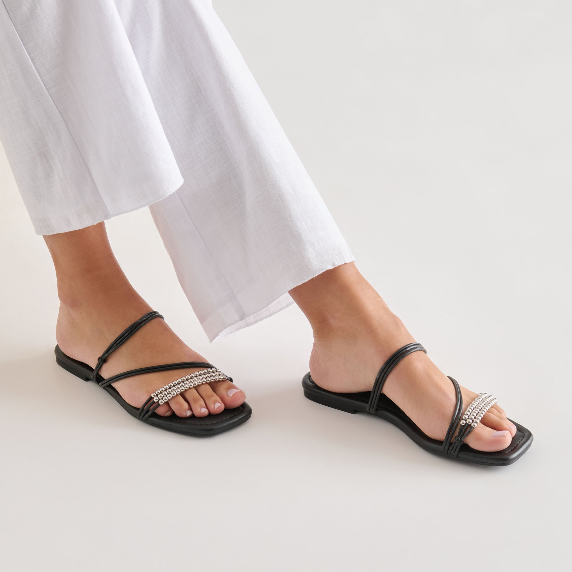 LYNDEE BEAD Black Stella Strappy Open-Toe Sandals / Dolce Vita
