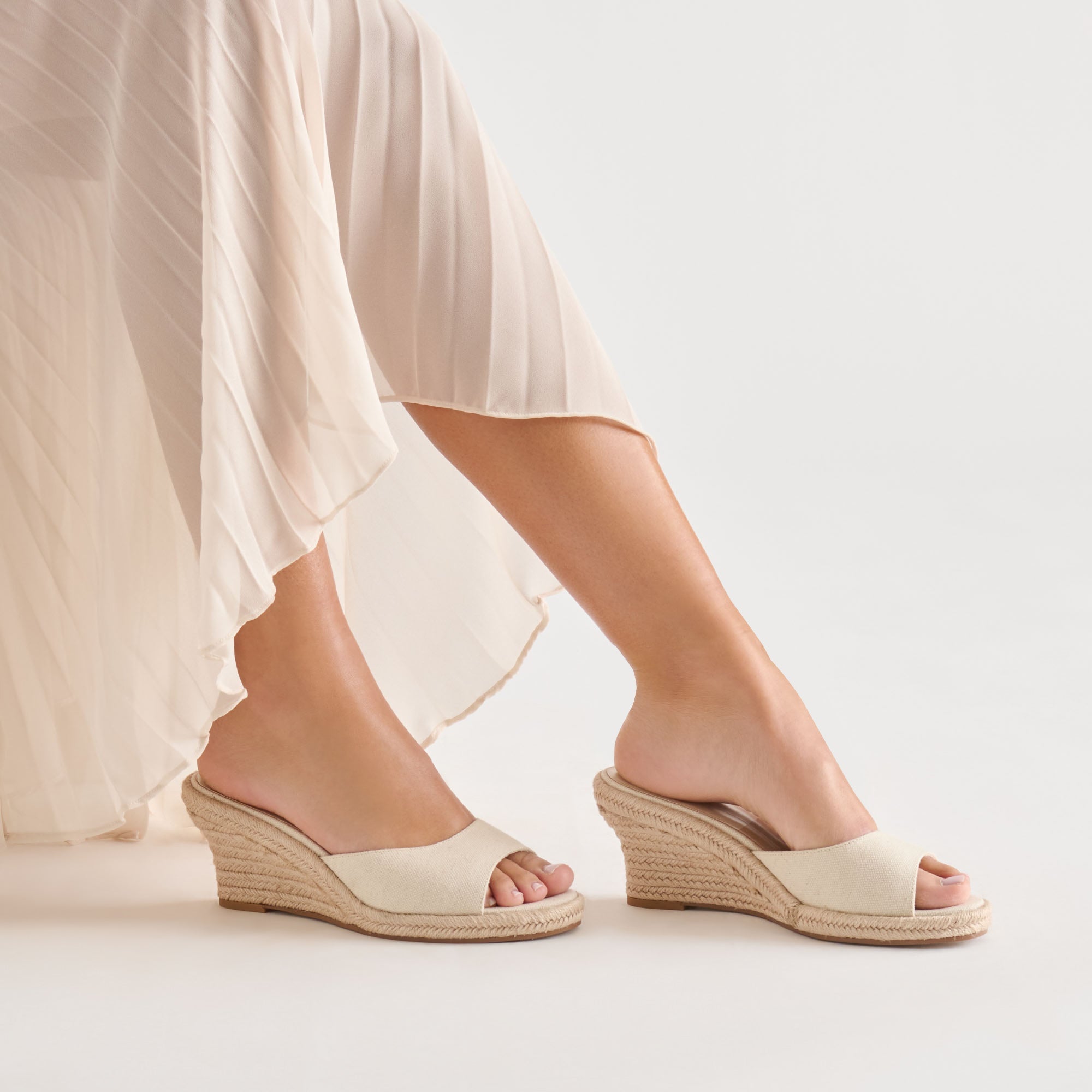Vaya Ecru Linen Wedges / Dolce Vita